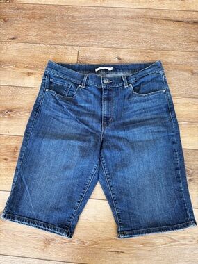 Levi's Womens Bermuda Shorts Size 31 Comfort Stretch Denim Jean Medium Wash
